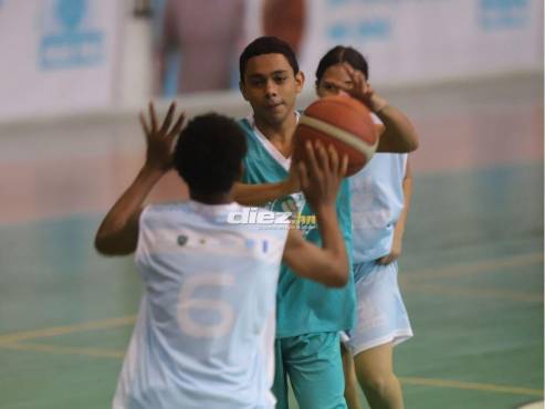 El baloncesto es uno de los deportes que se está practicando en el torneo “Sin Armas, Más Paz”. FOTO: Mauricio Ayala.