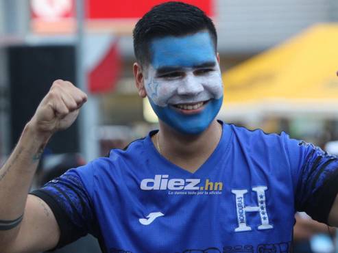 ¡AMBIENTAZO! La afición hondureña lució sus mejores galas para el duelo entre Honduras-México en el Nacional Chelato Uclés. FOTOS: Mauricio Ayala | Andro Rodríguez | David Romero.