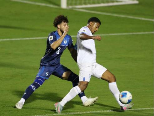Choco Lozano domina la pelota ante la marca de un futbolista pinolero. FOTOS: David Romero | Aníbal Vásquez | Marvin Salgado.