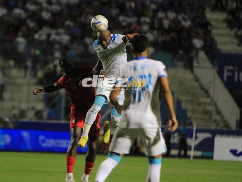Ricky Zapata anticipa el balón a Kharlton Belmar en la media cancha del Chelato Uclés. FOTOS: Alex Pérez | Andro Rodríguez.