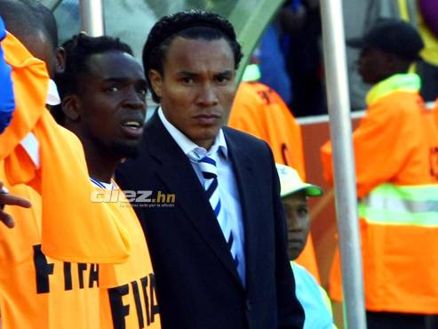 Salió al lado de sus compañeros para cantar el himno nacional en el debut de la ‘H’ en Sudáfrica 2010.