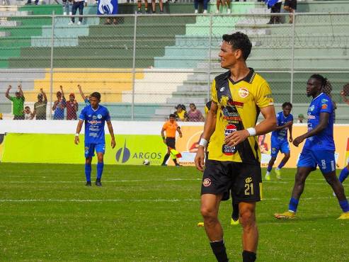 Un Roberto Moreira inoxidable anota doblete in extremis y Génesis rescata un punto contra Victoria