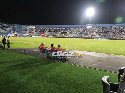 A falta de dos horas para el pitazo inicial, así se encuentra el aforo del Nacional Chelato Uclés. FOTOS: Mauricio Ayala | Andro Rodríguez | David Romero.