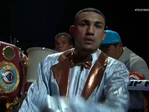Así llegó Teófimo López al ring para la pelea ante el canadiense Steve Claggett.