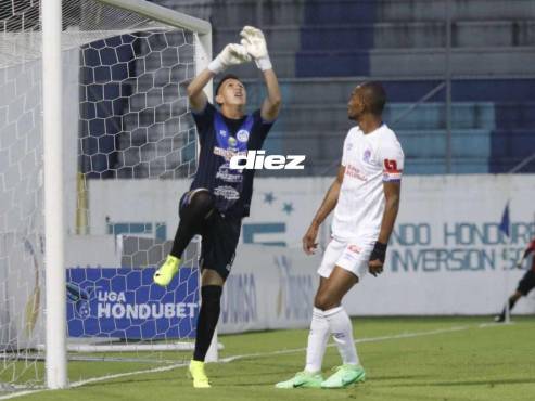 Michaell Perelló domina la pelota ante la mirada de Jerry Bengtson. FOTOS: NEPTALÍ ROMERO | MAURICIO AYALA | JEFFRED RAMÍREZ.
