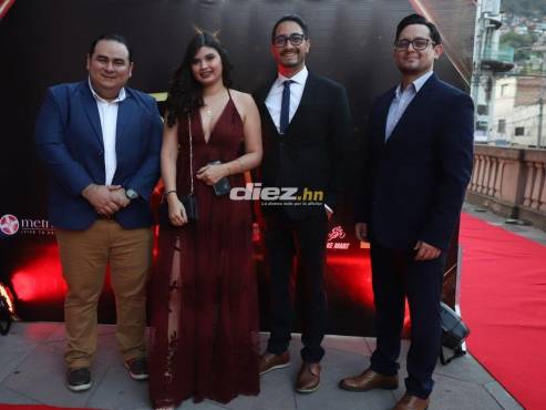 Los invitados empiezan a llegar al teatro Manuel Bonilla de Tegucigalpa. FOTOS: Mauricio Ayala | Alex Pérez | Emilio Flores.