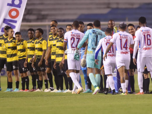 El saludo cordial entre los jugadores del Real España y Olimpia. FOTOS: Mauricio Ayala | Héctor Edú | Neptalí Romero.