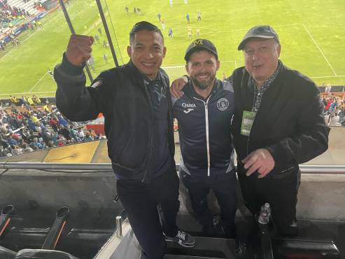 Daniel Atala (en medio) expuso cómo se dio el fichaje de Agustín Auzmendi por el Motagua.