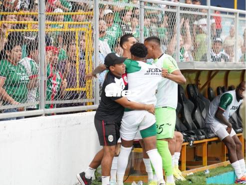 Cristian Sacaza perdió los estribos en el choque entre Marathón vs Real Sociedad.