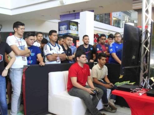 DIEZ también ha colaborado a la representación positiva de los videojuegos, con su famoso Rey del Fifón.