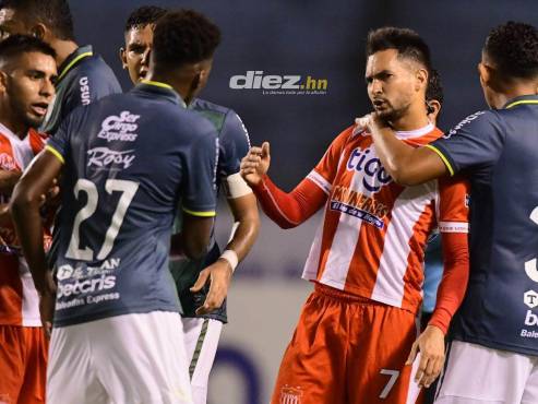 Marcelo Canales tuvo que ser controlado por sus compañeros ante un intento de conato. FOTOS Yoseph Amaya.