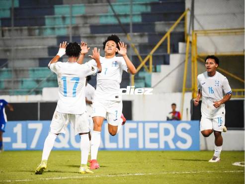 Así festejó Luis Suazo su gol ante su similar de Bonaire. FOTOS: Jeffred Ramírez | Mauricio Ayala | Neptalí Romero.