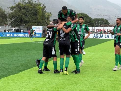 Celebración de los locales en la apertura del marcador.