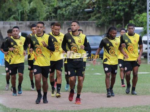 Alejandro Reyes entrenando con sus compañeros del Génesis en el estadio Carlos Miranda de Comayagua. FOTO: David Romero.