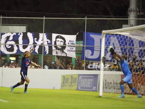 Momento cuando Buba López se mete con todo y pelota al marco. FOTOS: Marvin Salgado