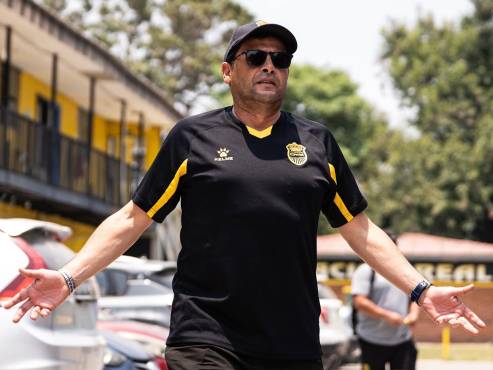 Jeustin Campos cuando salía de la sede rumbo a Tegucigalpa para enfrentar al Olimpia este martes. FOTO: Mauricio Ayala | DIEZ