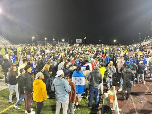 Hinchas de Ecuador y de Honduras invadieron la cancha para pedir fotos y autógrafos a los jugadores.
