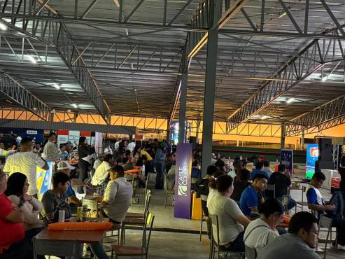 Aficionados capitalinos disfrutaron al máximo el clásico Honduras vs Costa Rica en el estadio virtual Diez