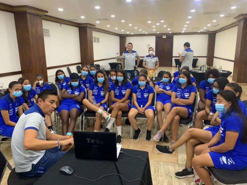 Juan Carlos Tenorio dirigió por un año a las selecciones femeninas de Honduras. Así trabajaba con la escuadra adulta.