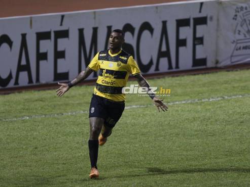 Carlos Small celebró así su golazo ante el Vida en el estadio Ceibeño. FOTOS: Mauricio Ayala | Neptalí Romero.