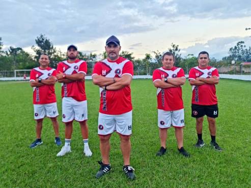 Tato García con su cuerpo técnico en el Independiente de Siguatepeque de la segunda división.