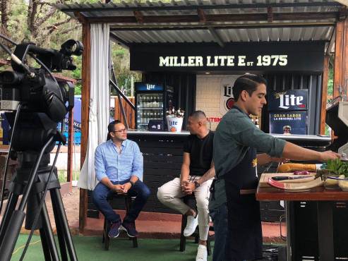 Denovan Torres se sintió cómodo con nuestro periodista Saúl Carranza. En la foto aparece el Chef Lisandro Calderón, quien preparó unos deliciosos choripanes.
