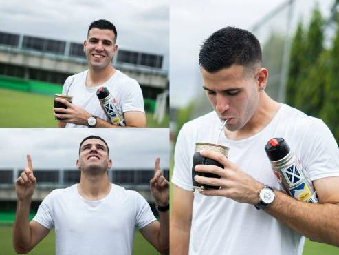 Nicolás Messiniti mostró su termo con escudos de equipos y aprovechó para sacarse una postal tomando el tradicional mate. FOTOS: Mauricio Ayala.