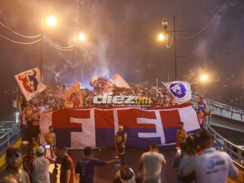 Sensacional caminata de la ULTRA FIEL a falta de una hora para el pitazo inicial en el Nacional. FOTO: Andro Rodríguez.