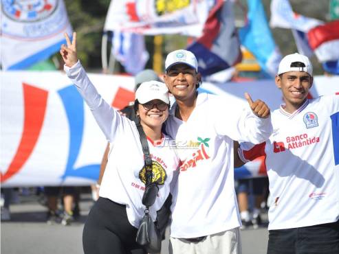 La afición de Olimpia vivió al máximo la previa del clásico afuera del estadio Carlos Miranda. FOTO: Marvin Salgado.