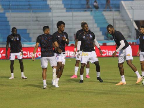 Los futbolistas de Olimpia realizan trabajos de calentamiento previo al duelo ante Real España. FOTO: Alex Pérez.