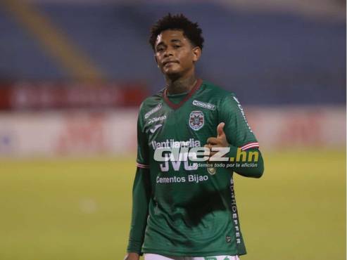 Cristian Sacaza saluda el LENTE DIEZ tras jugar en el partido entre Marathón vs Juticalpa FC.