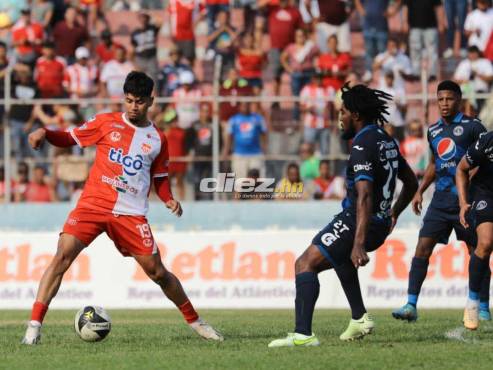Clever Portillo domina la pelota ante la marca de Cristopher Meléndez. FOTO: Esaú Ocampo.