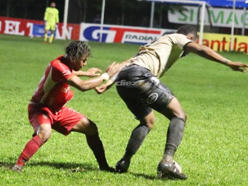 Déster Mónico buscando la pelota mientras Benguché la tiene en dominio. FOTO: Cortesía José Luis Barralaga.