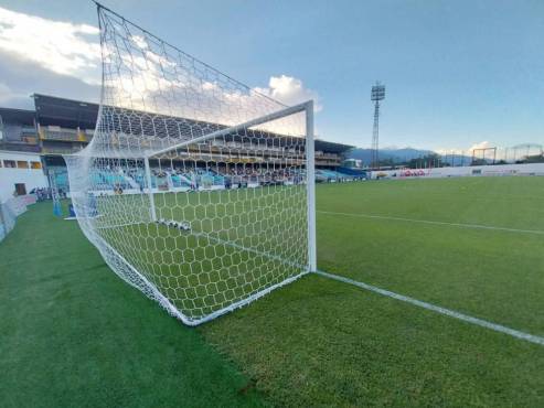 El nuevo césped del estadio Morazán.