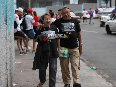 Los fieles aficionados de Olimpia en el Nacional de Tegucigalpa en el choque ante Real Sociedad. FOTO: Emilio Flores.