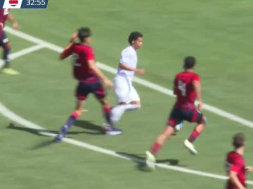 Este fue el polémico penal que le pitaron a Honduras. La falta fue claramente fuera del área de los ticos.