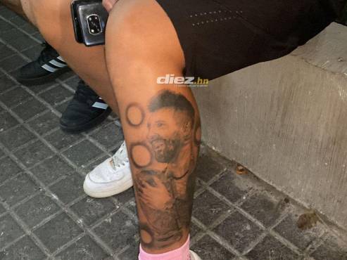El tatuaje de Alejandro con el rostro de Lionel Messi en su pierna izquierda. FOTOS: Emma Ramos | Neptalí Romero.