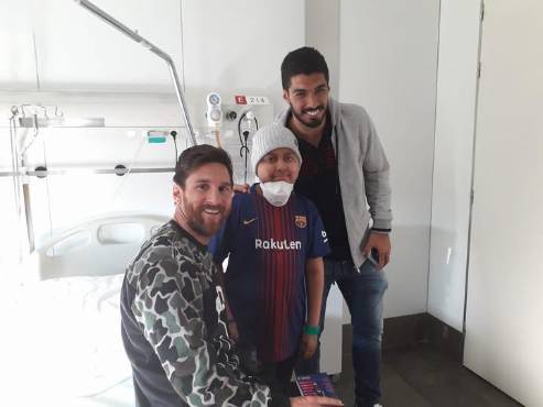 Gustavo junto a Messi y Luis Suárez cuando era un niño.
