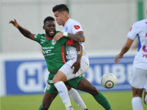 Clayvin Zúniga recibe falta de André Orellana en el estadio Carlos Miranda de Comayagua. FOTO: Marvin Salgado.