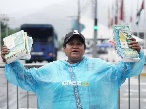 Los capotes los venden fuera del estadio Morazán a 50 lempiras.