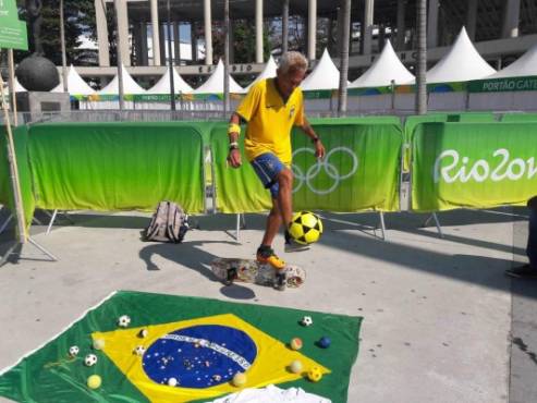 TOPSHOT - Brazil's President Jair Bolsonaro greets supporters upon arrival at Planalto Palace in Brasilia, on May 24, 2020, amid the COVID-19 coronavirus pandemic. - Despite positive signs elsewhere, the disease continued its surge in large parts of South America, with the death toll in Brazil passing 22,000 and infections topping 347,000, the world's second-highest caseload. (Photo by EVARISTO SA / AFP)