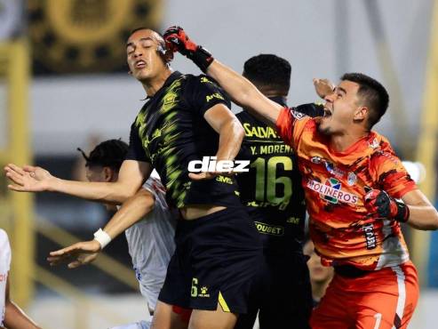 31’: Roa despeja la pelota ante el ataque de Devron García en el área de Real Sociedad. FOTO: Yoseph Amaya.