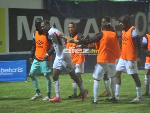 Así festejaron los jugadores de Olimpia el golazo de cabeza de Jerry Bengtson. FOTO: Marvin Salgado.