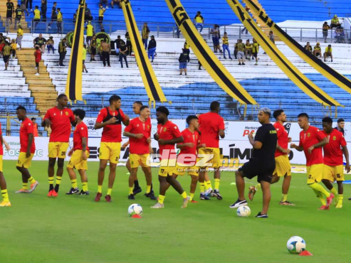El calentamiento del Real España en el Olímpico de San Pedro Sula. FOTOS: Neptalí Romero | Alexis Muñoz.