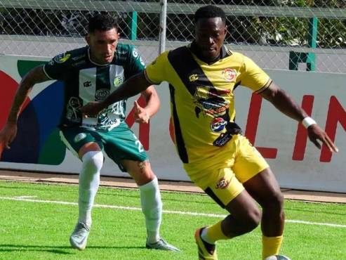 El delantero Luis Hurtado jugando con el Génesis frente al Juticalpa FC en el torneo Clausura.