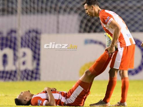 Jonathan Bornstein, con 38 años, asiste a Cristian Sacaza, quien ha tenido un desgaste impresionante esta noche ante Marathón: FOTOS: Yoseph Amaya.