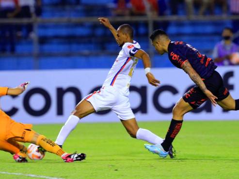 ¡Bengtson perdona! Pase magistral de Jorge Álvarez pero Jerry quedó corto y el portero le ganó en el duelo