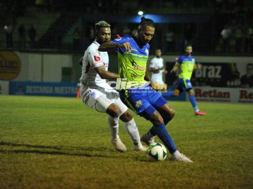 ”Pilín” Cárcamo domina la pelota ante la férrea marca de Jorge Benguché. FOTO: Marvin Salgado.