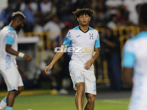 David Ruiz aparece en el banquillo de suplentes de la Selección de Honduras ante Granada. FOTOS: Alex Pérez | Andro Rodríguez.
