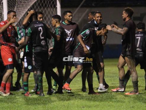 Los jugadores de Juticalpa FC terminaron festejando el triunfo ante Olancho FC. FOTO: Marvin Salgado.